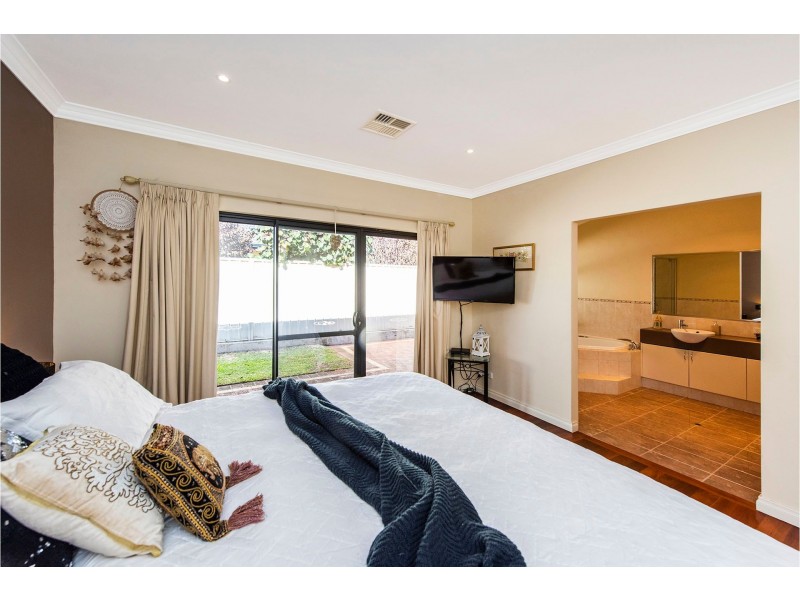 54 Hawkevale Road, High Wycombe WA 6057