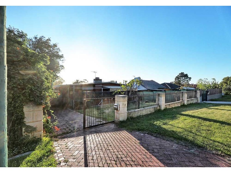 23 Clianthus Way, Koongamia WA 6056