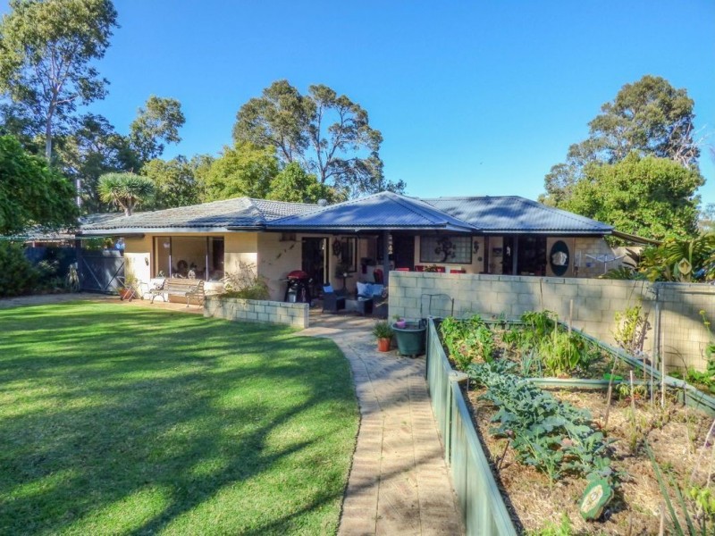 14 Andrew Street, Kalamunda WA 6076