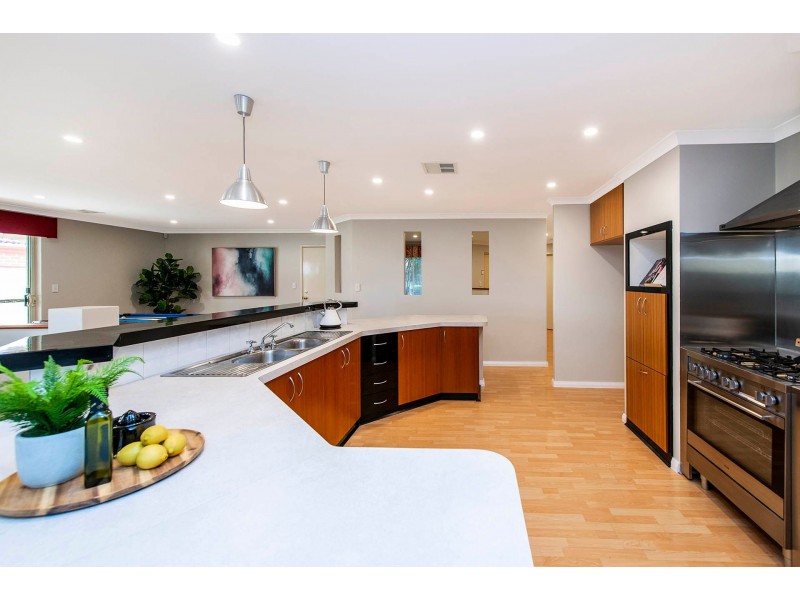 35 Lambertia Crescent, High Wycombe WA 6057