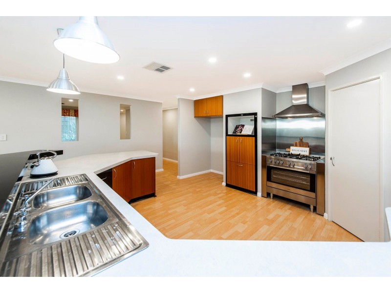 35 Lambertia Crescent, High Wycombe WA 6057