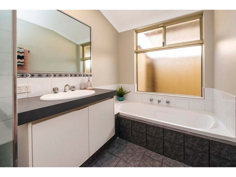 35 Lambertia Crescent, High Wycombe WA 6057