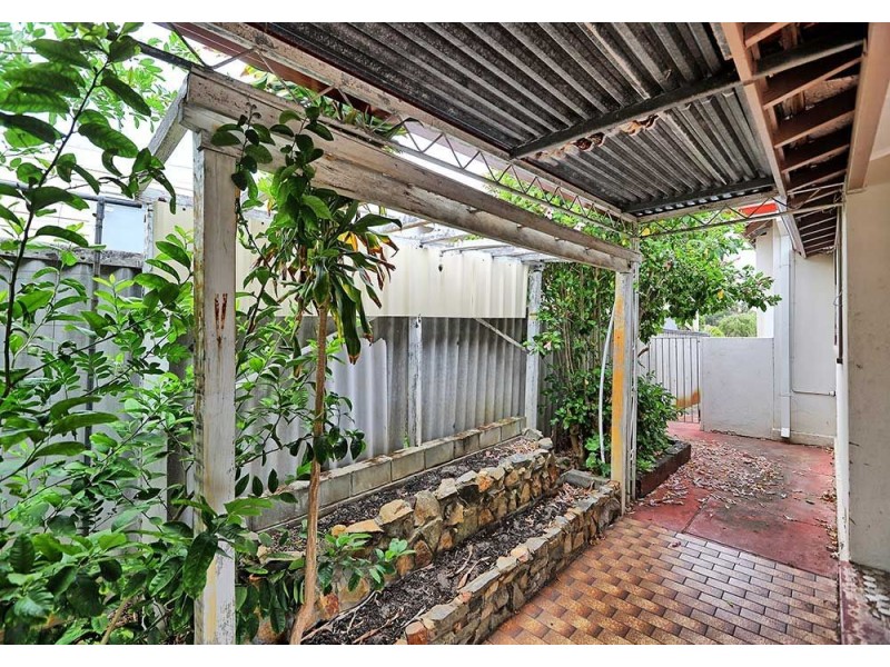 33 Smiths Avenue, Redcliffe WA 6104