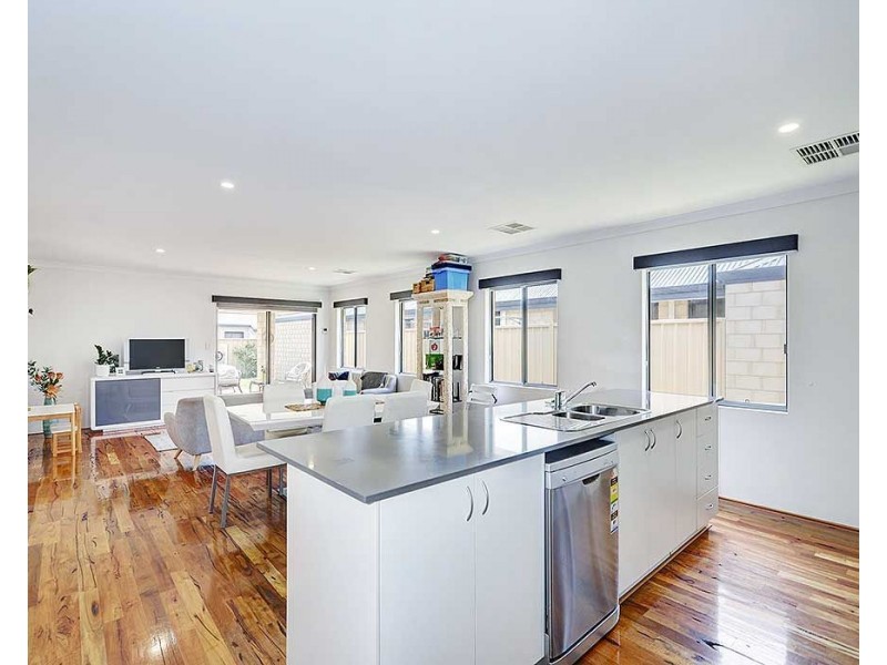 21 Pexton Drive, South Guildford WA 6055