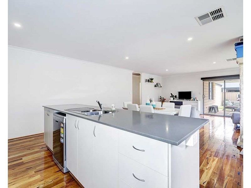 21 Pexton Drive, South Guildford WA 6055