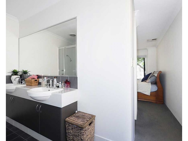 21 Pexton Drive, South Guildford WA 6055