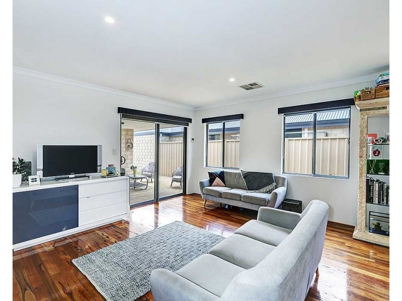 21 Pexton Drive, South Guildford WA 6055