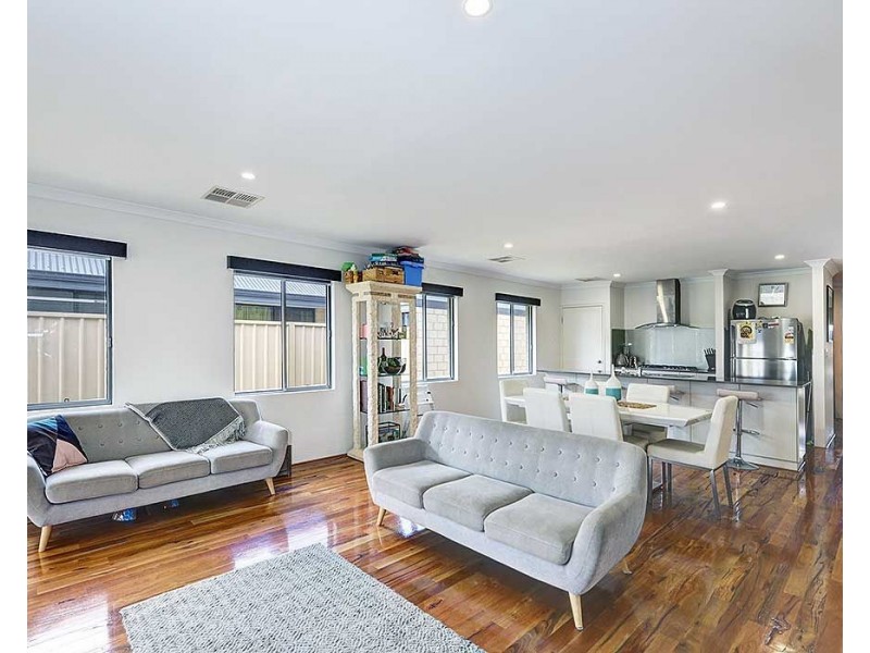 21 Pexton Drive, South Guildford WA 6055