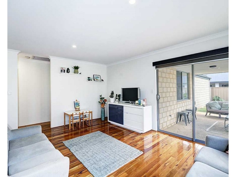 21 Pexton Drive, South Guildford WA 6055