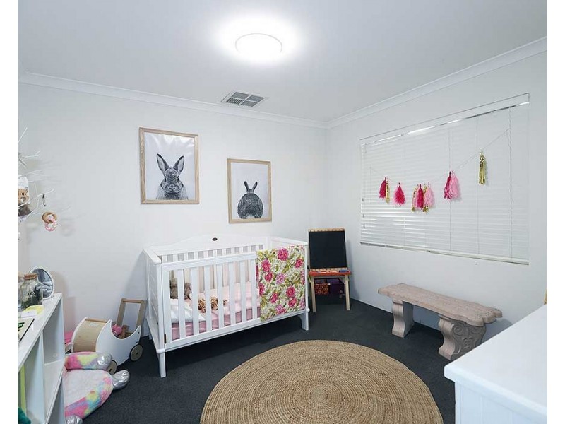 21 Pexton Drive, South Guildford WA 6055