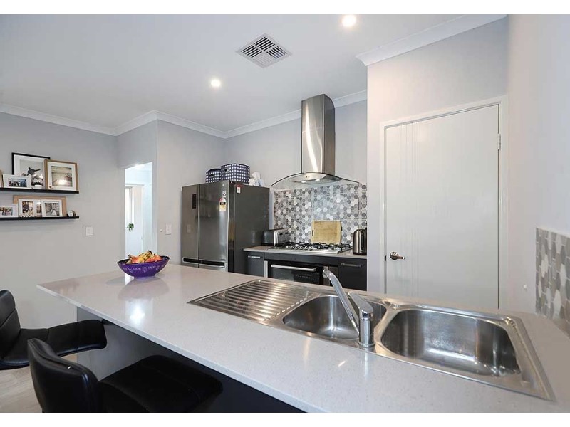 30 Yewers Drive, Champion Lakes WA 6111