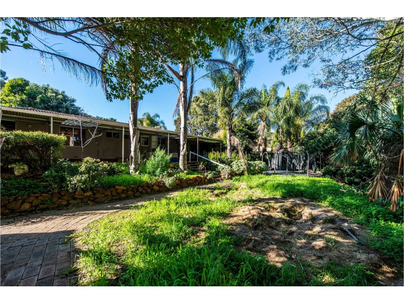4 Bridgwood Road, Lesmurdie WA 6076