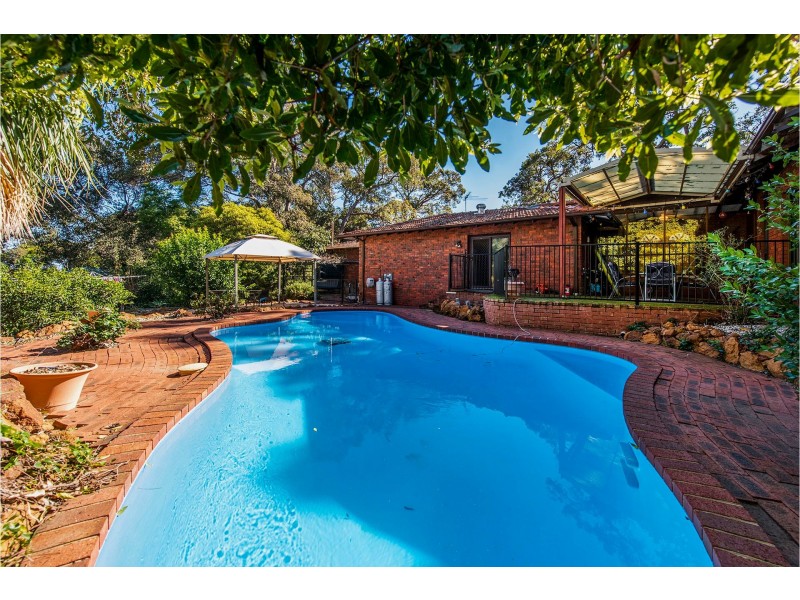 113 Lesmurdie Road, Lesmurdie WA 6076