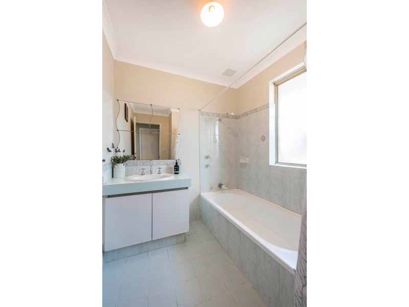 2 Beryl Close, Maida Vale WA 6057