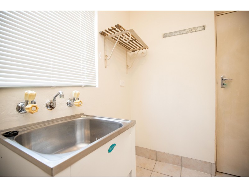 35 Amanda Drive, Camillo WA 6111