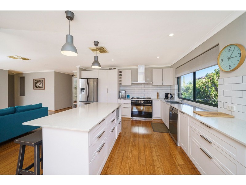 4 Kardier Mews, Viveash WA 6056