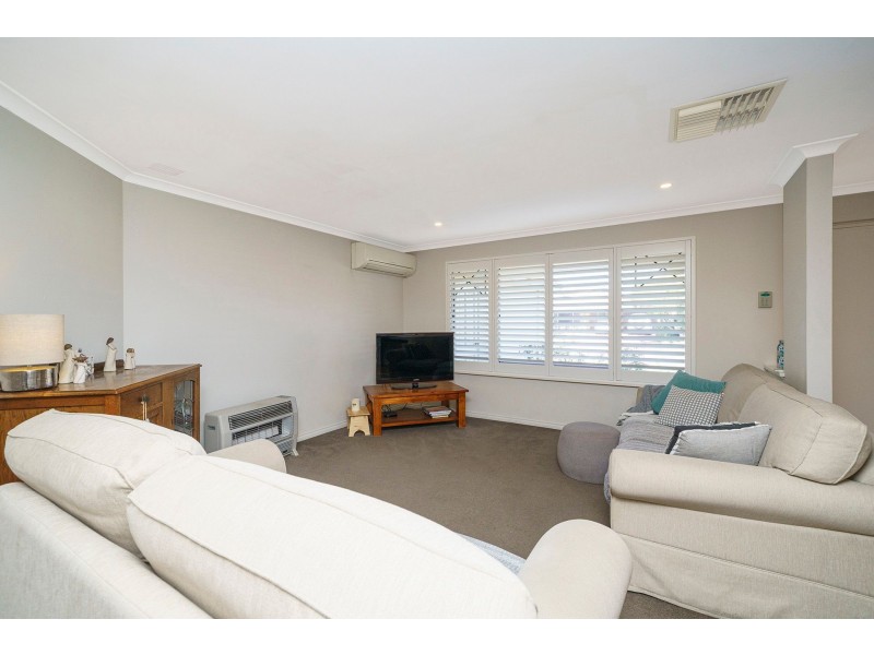 4 Kardier Mews, Viveash WA 6056