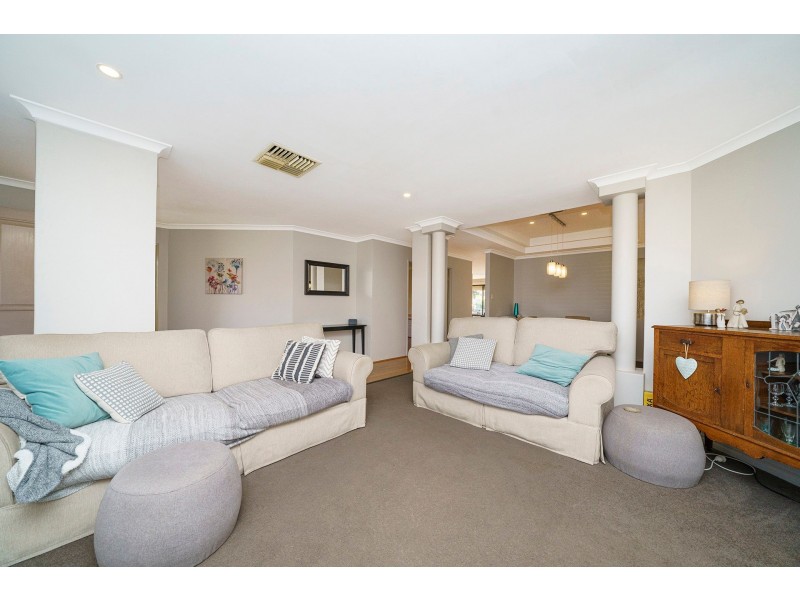 4 Kardier Mews, Viveash WA 6056