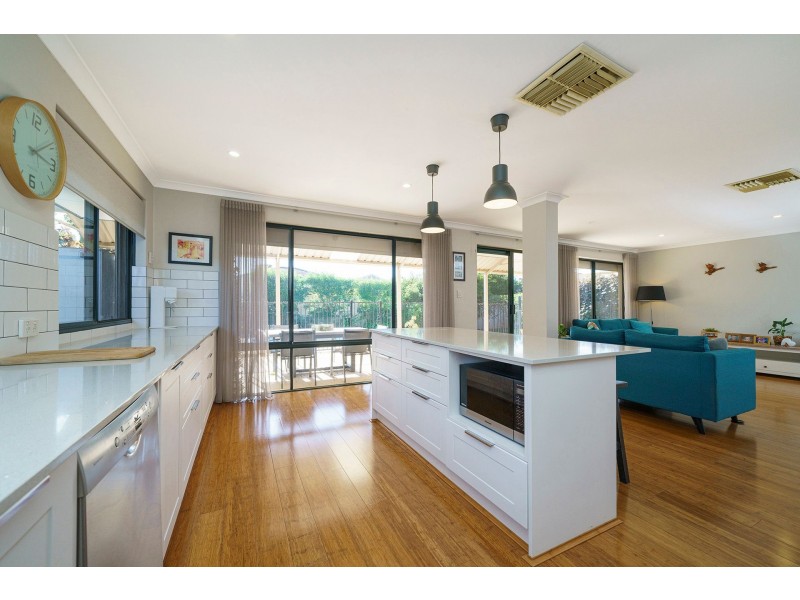 4 Kardier Mews, Viveash WA 6056