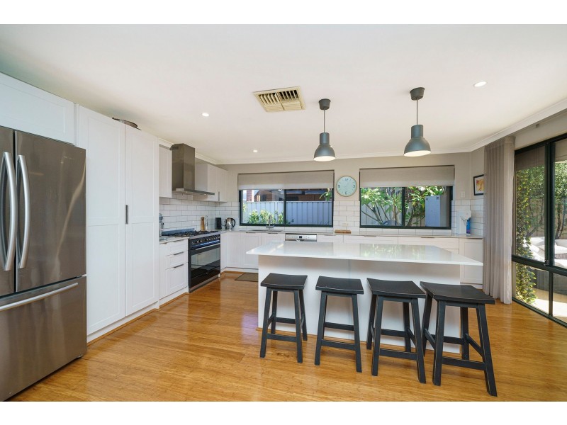 4 Kardier Mews, Viveash WA 6056