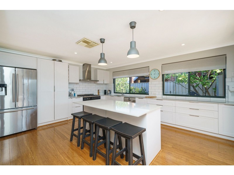 4 Kardier Mews, Viveash WA 6056