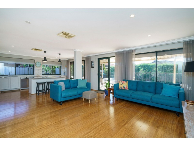 4 Kardier Mews, Viveash WA 6056