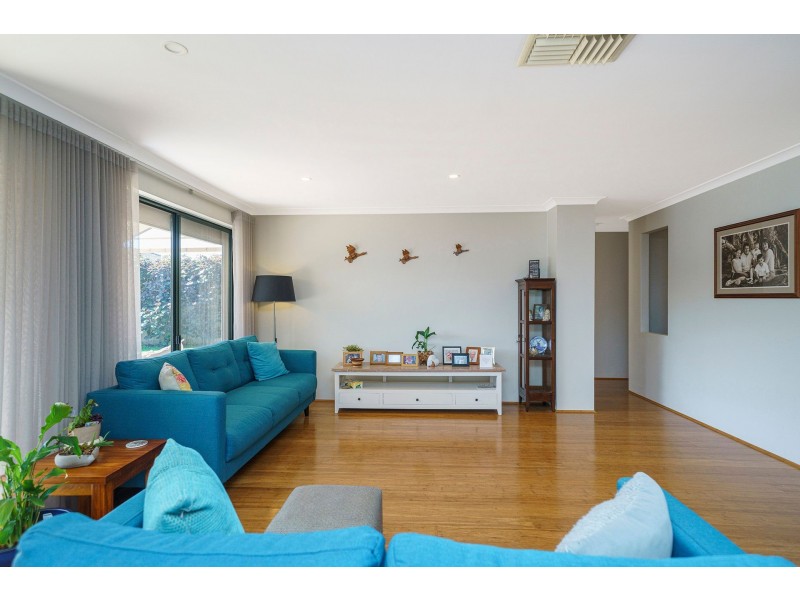 4 Kardier Mews, Viveash WA 6056