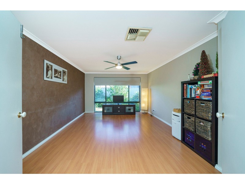 4 Kardier Mews, Viveash WA 6056