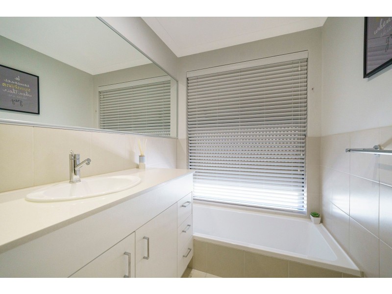 4 Kardier Mews, Viveash WA 6056