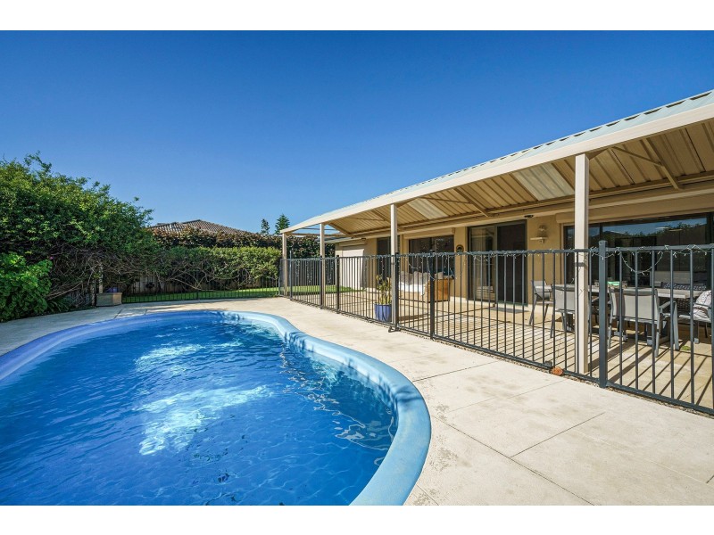 4 Kardier Mews, Viveash WA 6056