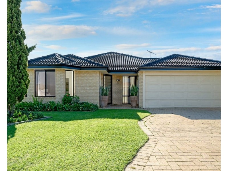 13 Mannix Pass, Queens Park WA 6107