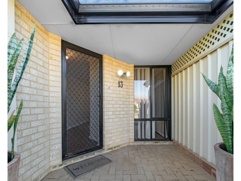 13 Mannix Pass, Queens Park WA 6107
