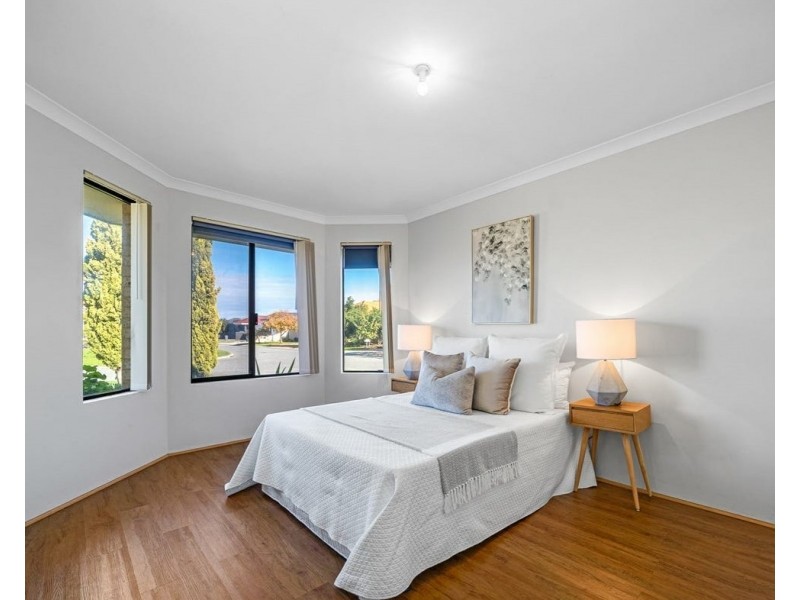 13 Mannix Pass, Queens Park WA 6107