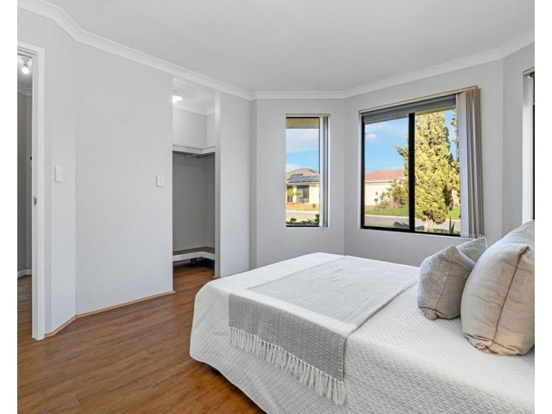 13 Mannix Pass, Queens Park WA 6107