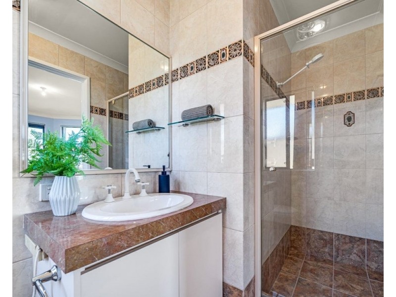 13 Mannix Pass, Queens Park WA 6107