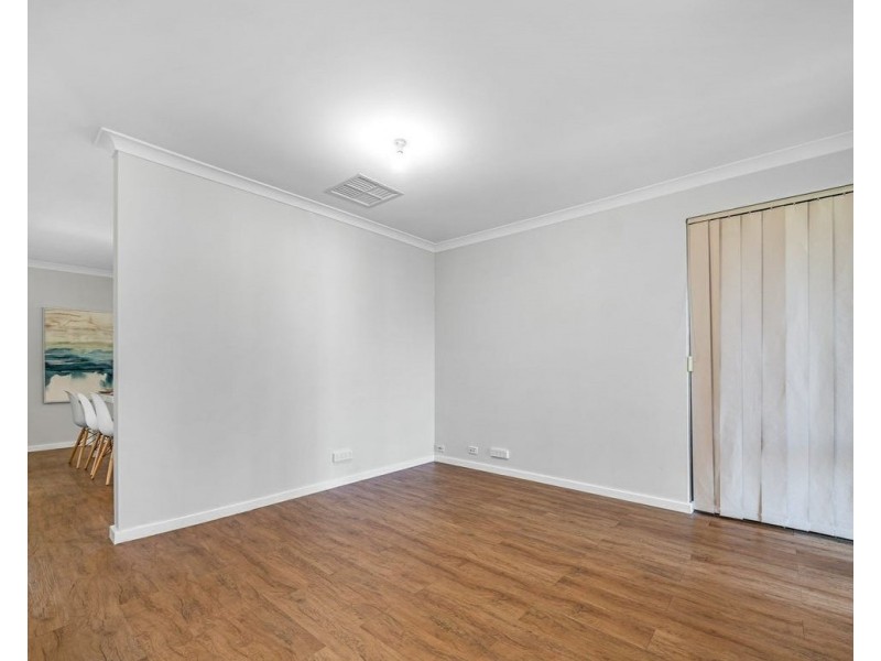 13 Mannix Pass, Queens Park WA 6107