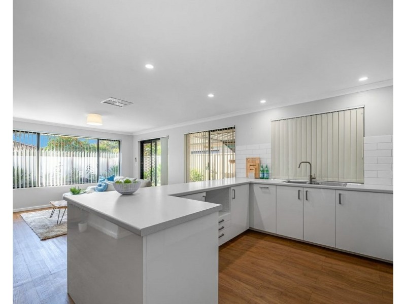 13 Mannix Pass, Queens Park WA 6107