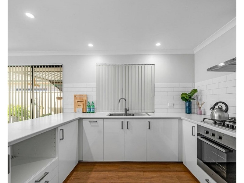 13 Mannix Pass, Queens Park WA 6107
