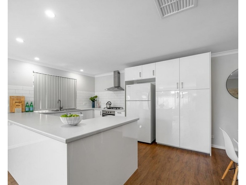 13 Mannix Pass, Queens Park WA 6107