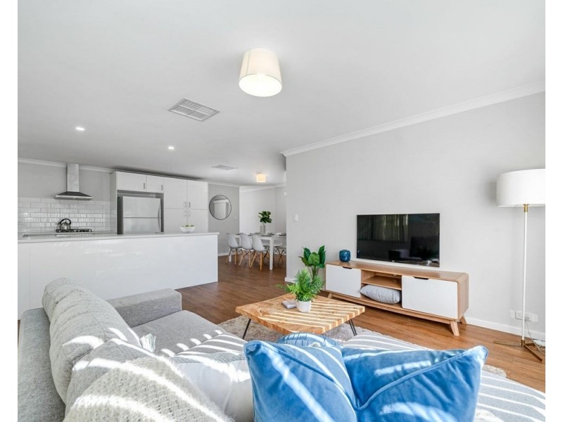 13 Mannix Pass, Queens Park WA 6107