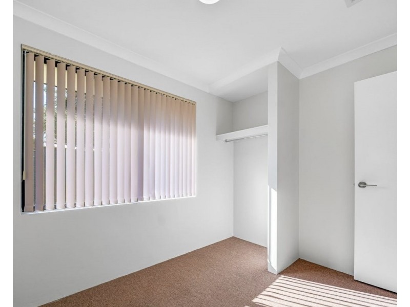 13 Mannix Pass, Queens Park WA 6107