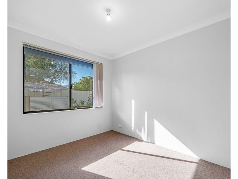 13 Mannix Pass, Queens Park WA 6107