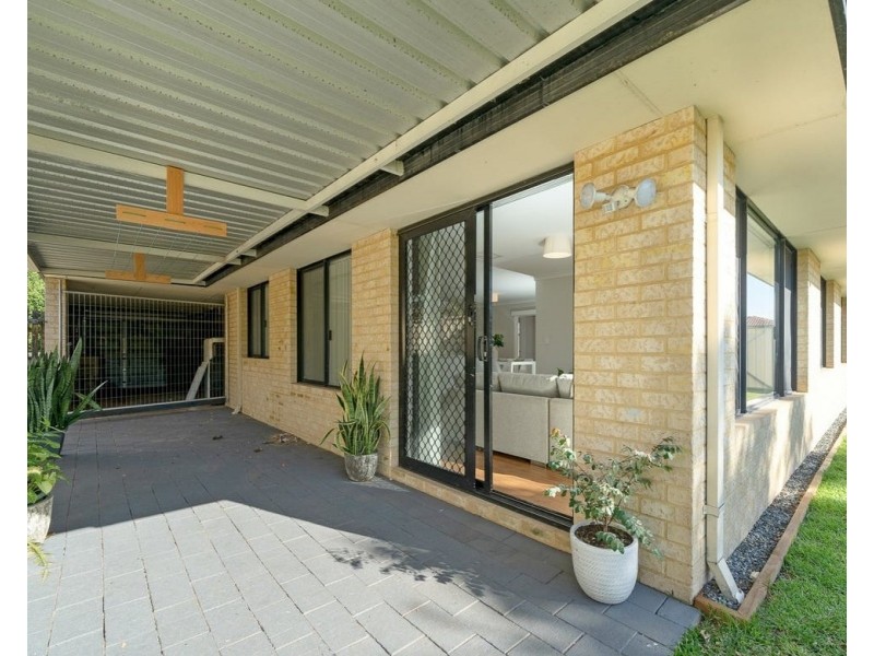13 Mannix Pass, Queens Park WA 6107