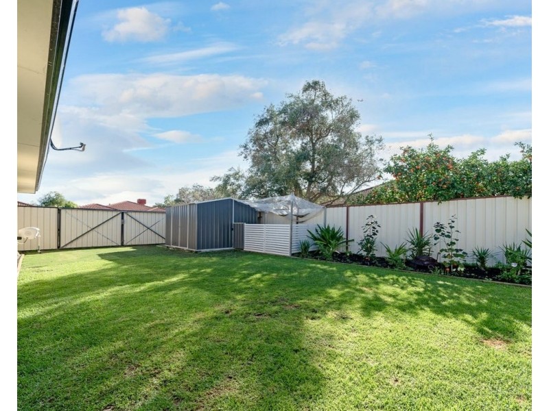 13 Mannix Pass, Queens Park WA 6107