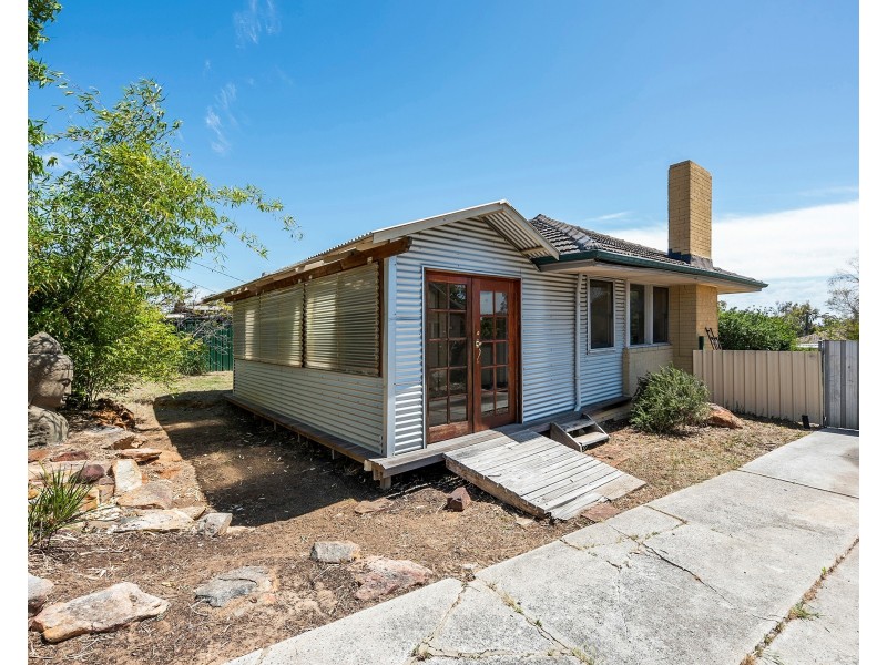 27 Clianthus Way, Koongamia WA 6056