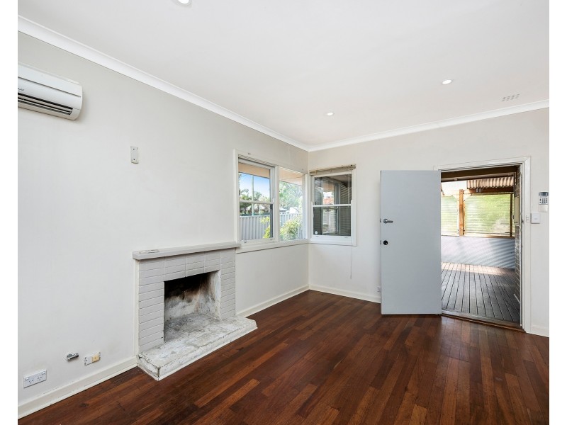 27 Clianthus Way, Koongamia WA 6056
