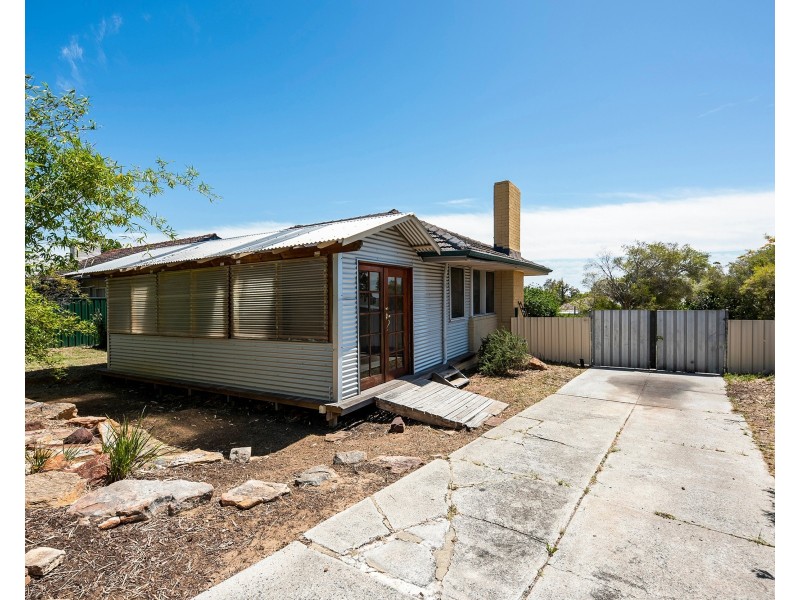27 Clianthus Way, Koongamia WA 6056