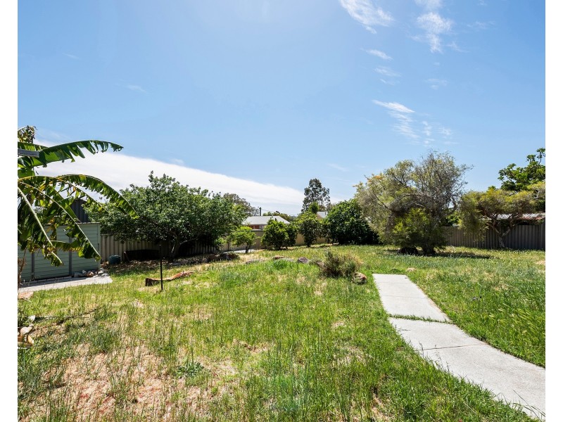 27 Clianthus Way, Koongamia WA 6056