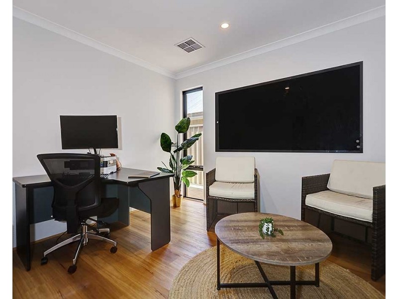 4/126 Bushmead Road, Hazelmere WA 6055