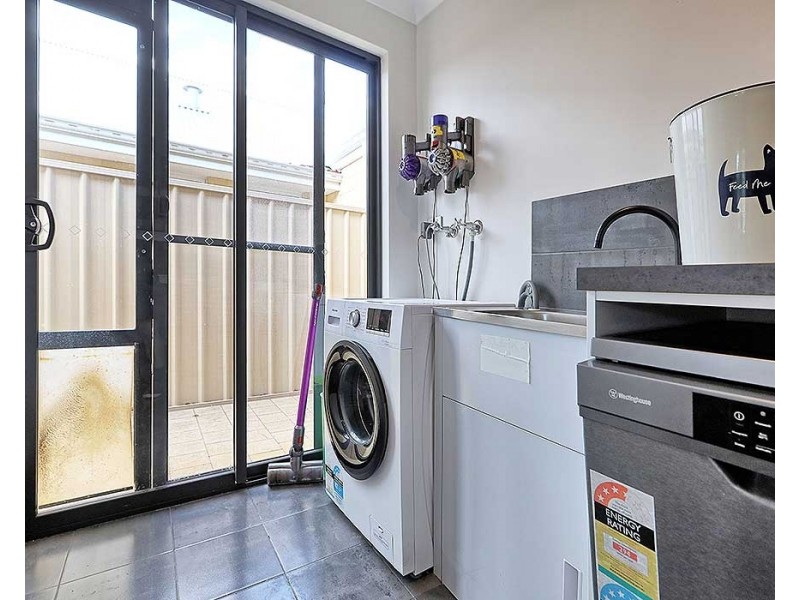 4/126 Bushmead Road, Hazelmere WA 6055